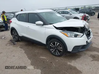 2020 Nissan Kicks SV z VIN 3N1CP5CV9LL500956, wystawiony jako IAAI lot #42164189 z przebiegiem 51 678 mil mil oraz . Historia ofert i sprzedaży dostępna na DreamBid. Obrazek 1.