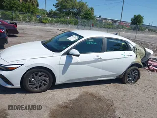 2024 Hyundai Elantra SEL z VIN KMHLM4DG1RU721834, wystawiony jako IAAI lot #41989186 z przebiegiem 19 877 mil mil oraz . Historia ofert i sprzedaży dostępna na DreamBid. Obrazek 14.