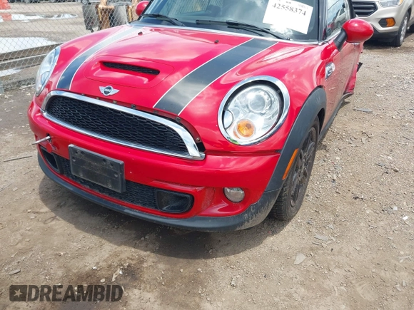2013 MINI Convertible S z VIN WMWZP3C50DT297624, wystawiony jako IAAI lot #42558374 z przebiegiem 55 106 mil mil oraz . Historia ofert i sprzedaży dostępna na DreamBid. Obrazek 6.