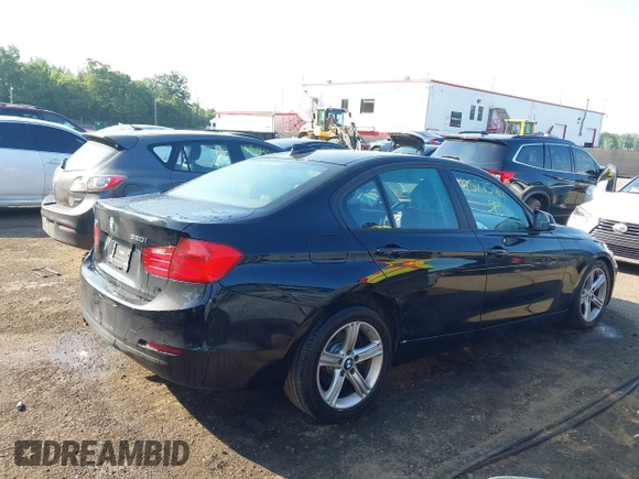 2013 BMW 3 Series 320i xDrive z VIN WBA3C3C53DF979221, wystawiony jako IAAI lot #42577544 z przebiegiem 97 135 mil mil oraz . Historia ofert i sprzedaży dostępna na DreamBid. Obrazek 13.