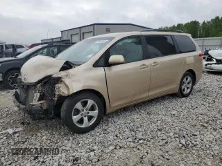 2014 Toyota Sienna LE AAS z VIN 5TDKK3DC2ES515997, wystawiony jako Copart lot #56623335 z przebiegiem Nie podano mil oraz Tytuł czysty. Historia ofert i sprzedaży dostępna na DreamBid. Obrazek 1.