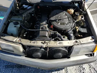 1990 Mercedes-Benz 190 z VIN WDBDA29D9LF688953, wystawiony jako Copart lot #46158085 z przebiegiem 158 923 mil mil oraz Nie do naprawy. Historia ofert i sprzedaży dostępna na DreamBid. Obrazek 11.