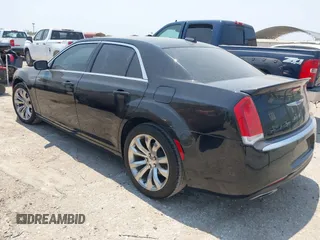 2018 Chrysler 300 Touring z VIN 2C3CCAAG7JH342245, wystawiony jako IAAI lot #42281016 z przebiegiem 87 416 mil mil oraz . Historia ofert i sprzedaży dostępna na DreamBid. Obrazek 3.