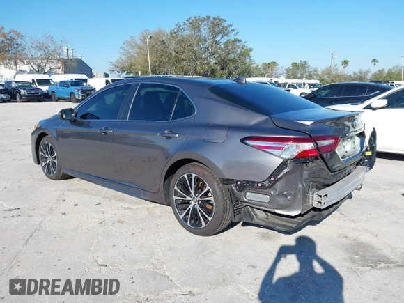 2020 Toyota Camry SE z VIN 4T1G11AK2LU392182, wystawiony jako IAAI lot #41667278 z przebiegiem 41 506 mil mil oraz . Historia ofert i sprzedaży dostępna na DreamBid. Obrazek 3.