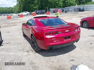 2013 Chevrolet Camaro LT z VIN 2G1FB1E39D9141179, wystawiony jako IAAI lot #42251362 z przebiegiem 135 433 mil mil oraz . Historia ofert i sprzedaży dostępna na DreamBid. Obrazek 3.