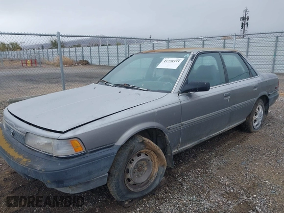 1990 Toyota Camry DLX z VIN 4T1SV21EXLU271320, wystawiony jako IAAI lot #41798353 z przebiegiem 269 178 mil mil oraz . Historia ofert i sprzedaży dostępna na DreamBid. Obrazek 2.