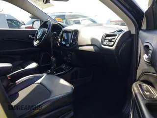 2019 Jeep Compass Altitude z VIN 3C4NJCBB3KT637375, wystawiony jako IAAI lot #42408775 z przebiegiem 114 977 mil mil oraz . Historia ofert i sprzedaży dostępna na DreamBid. Obrazek 5.