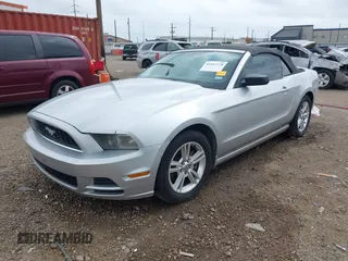 2014 Ford Mustang V6 z VIN 1ZVBP8EM5E5229361, wystawiony jako IAAI lot #42163228 z przebiegiem 199 081 mil mil oraz . Historia ofert i sprzedaży dostępna na DreamBid. Obrazek 2.