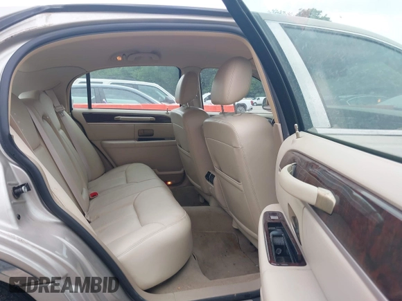 2009 Lincoln Town Car Signature Limited z VIN 2LNHM82V49X617314, wystawiony jako IAAI lot #42307140 z przebiegiem 85 385 mil mil oraz . Historia ofert i sprzedaży dostępna na DreamBid. Obrazek 8.