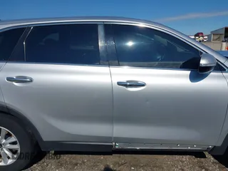 2019 Kia Sorento LX z VIN 5XYPG4A34KG574303, wystawiony jako IAAI lot #42191577 z przebiegiem 117 821 mil mil oraz . Historia ofert i sprzedaży dostępna na DreamBid. Obrazek 12.