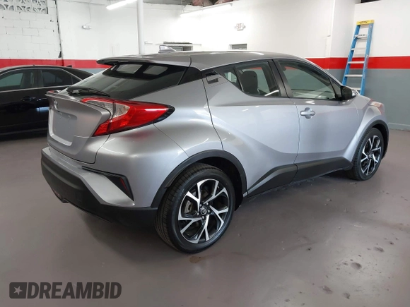 2018 Toyota C-HR XLE z VIN NMTKHMBX0JR015680, wystawiony jako IAAI lot #41987642 z przebiegiem 80 367 mil mil oraz . Historia ofert i sprzedaży dostępna na DreamBid. Obrazek 4.