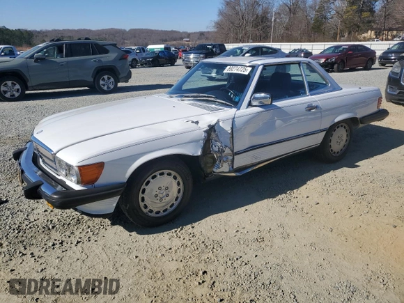 1988 Mercedes-Benz 560 SL z VIN WDBBA48D1JA078995, wystawiony jako Copart lot #89274725 z przebiegiem 119 355 mil mil oraz Szkoda całkowita • Salvage title. Historia ofert i sprzedaży dostępna na DreamBid. Obrazek 1.