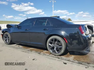 2022 Chrysler 300 S z VIN 2C3CCABG1NH115945, wystawiony jako Copart lot #53446005 z przebiegiem 58 184 mil mil oraz Szkoda całkowita • Salvage title. Historia ofert i sprzedaży dostępna na DreamBid. Obrazek 2.
