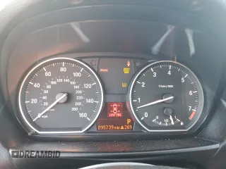 2013 BMW 1 Series 128i z VIN WBAUL7C5XDVU09587, wystawiony jako Copart lot #76291204 z przebiegiem 95 739 mil mil oraz Szkoda całkowita • Salvage title. Historia ofert i sprzedaży dostępna na DreamBid. Obrazek 9.