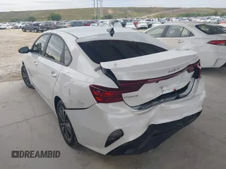 2023 Kia Forte LXS z VIN 3KPF24AD4PE612653, wystawiony jako IAAI lot #41660877 z przebiegiem 16 920 mil mil oraz . Historia ofert i sprzedaży dostępna na DreamBid. Obrazek 3.
