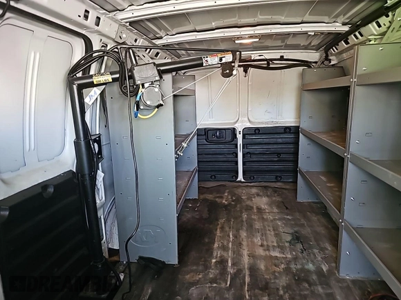 2013 Chevrolet Express Cargo z VIN 1GCWGFCA8D1175464, wystawiony jako IAAI lot #42409029 z przebiegiem 166 299 mil mil oraz . Historia ofert i sprzedaży dostępna na DreamBid. Obrazek 3.