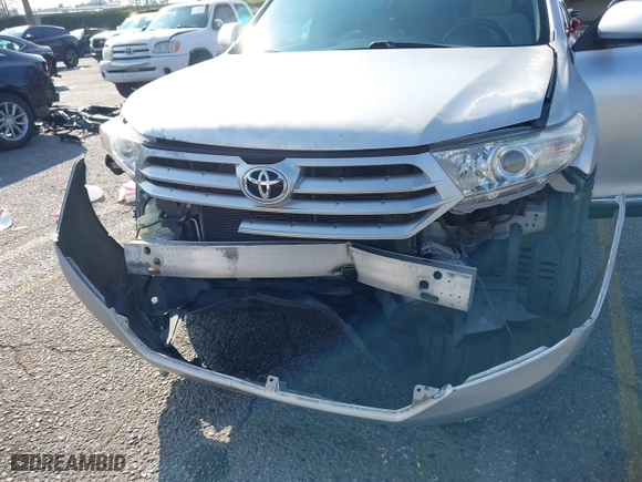 2011 Toyota Highlander with VIN 5TDZK3EH4BS039725, listed as a IAAI auction lot 41434516 with 220,992 mi miles. Bid and sale history available at carsss.com. Image 6.