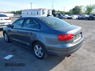 2013 Volkswagen Jetta TDI w/Premium z VIN 3VWLL7AJ6DM291317, wystawiony jako IAAI lot #42091621 z przebiegiem 169 448 mil mil oraz . Historia ofert i sprzedaży dostępna na DreamBid. Obrazek 3.