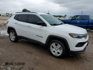 2022 Jeep Compass Latitude z VIN 3C4NJDBB4NT118720, wystawiony jako Copart lot #55472085 z przebiegiem 32 372 mil mil oraz Czysty tytuł • Clean title. Historia ofert i sprzedaży dostępna na DreamBid. Obrazek 4.