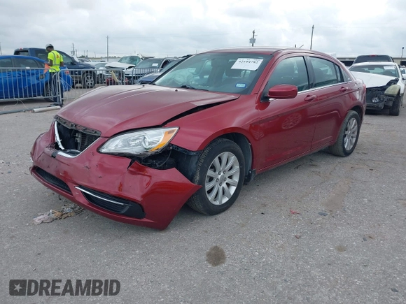 2013 Chrysler 200 Touring z VIN 1C3CCBBB0DN525474, wystawiony jako IAAI lot #42104782 z przebiegiem 67 418 mil mil oraz . Historia ofert i sprzedaży dostępna na DreamBid. Obrazek 2.