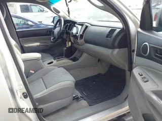2005 Toyota Tacoma PreRunner z VIN 3TMJU62N15M003398, wystawiony jako IAAI lot #42490056 z przebiegiem 246 125 mil mil oraz . Historia ofert i sprzedaży dostępna na DreamBid. Obrazek 5.