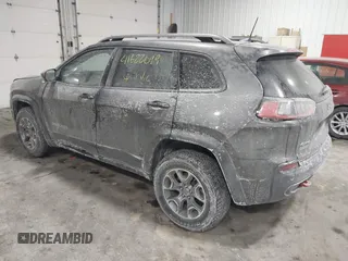2021 Jeep Cherokee Trailhawk z VIN 1C4PJMBX4MD148597, wystawiony jako IAAI lot #41622099 z przebiegiem 48 452 mil mil oraz . Historia ofert i sprzedaży dostępna na DreamBid. Obrazek 3.