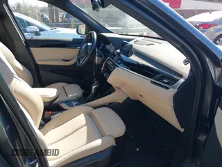 2018 BMW X1 xDrive28i z VIN WBXHT3C31J3H31737, wystawiony jako IAAI lot #41698670 z przebiegiem 68 017 mil mil oraz . Historia ofert i sprzedaży dostępna na DreamBid. Obrazek 5.