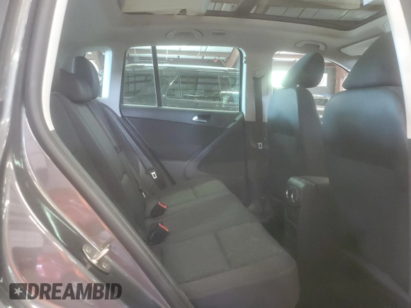 2013 Volkswagen Tiguan SE z VIN WVGBV3AX7DW613495, wystawiony jako Copart lot #59922995 z przebiegiem 224 725 mil mil oraz Czysty tytuł • Clean title. Historia ofert i sprzedaży dostępna na DreamBid. Obrazek 11.
