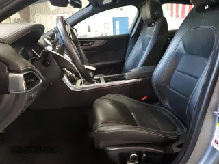 2020 Jaguar XE R-Dynamic S z VIN SAJAT4GX4LCP58076, wystawiony jako Copart lot #48547715 z przebiegiem 42 275 mil mil oraz Szkody całkowita. Historia ofert i sprzedaży dostępna na DreamBid. Obrazek 7.
