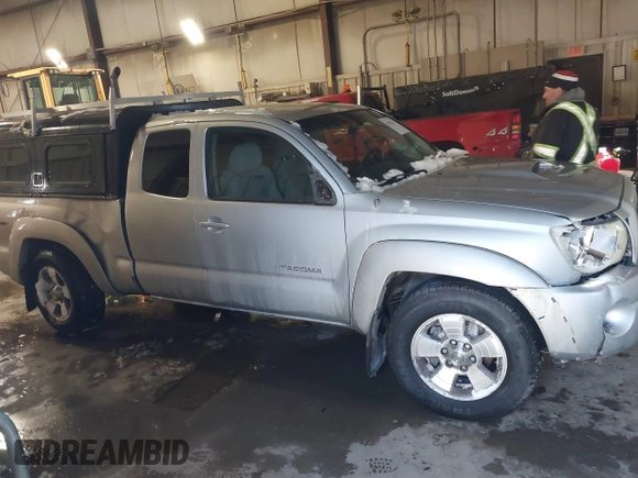 2006 Toyota Tacoma with VIN 5TEUU42N26Z318670, listed as a IAAI auction lot 41582774 with 214,539 mi miles. Bid and sale history available at carsss.com. Image 12.