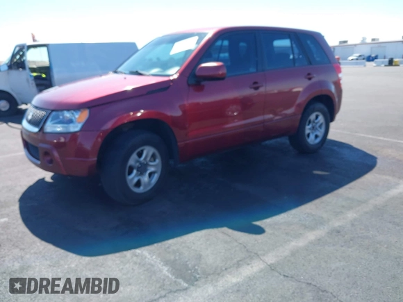 2008 Suzuki Grand Vitara w/Spare & Cargo Covers z VIN JS3TD941084101215, wystawiony jako IAAI lot #42154547 z przebiegiem 141 851 mil mil oraz . Historia ofert i sprzedaży dostępna na DreamBid. Obrazek 2.