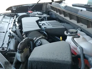 2025 Chevrolet Silverado 1500 z VIN 1GCPKDEK1SZ253272, wystawiony jako IAAI lot #43225244 z przebiegiem 6 302 mil mil oraz . Historia ofert i sprzedaży dostępna na DreamBid. Obrazek 19.