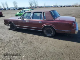 1986 Lincoln Town Car z VIN 1LNBP96FXGY609804, wystawiony jako Copart lot #54846575 z przebiegiem Nie podano mil oraz Nie do naprawy • Non repairable. Historia ofert i sprzedaży dostępna na DreamBid. Obrazek 2.