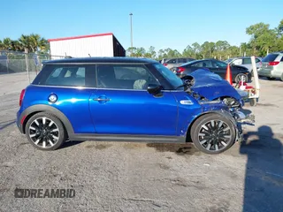 2020 MINI Hardtop Cooper S z VIN WMWXR5C09L2M32640, wystawiony jako IAAI lot #41463311 z przebiegiem 62 050 mil mil oraz . Historia ofert i sprzedaży dostępna na DreamBid. Obrazek 12.