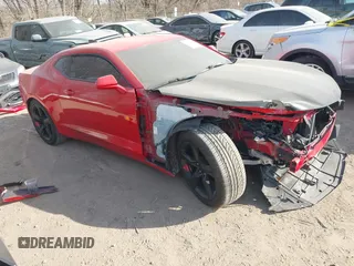 2018 Chevrolet Camaro 1LT z VIN 1G1FB1RX3J0141875, wystawiony jako IAAI lot #41802737 z przebiegiem 76 000 mil mil oraz . Historia ofert i sprzedaży dostępna na DreamBid. Obrazek 1.