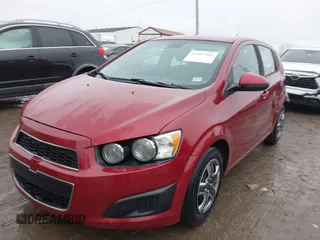 2013 Chevrolet Sonic LS z VIN 1G1JA6SH4D4244183, wystawiony jako IAAI lot #41467466 z przebiegiem 75 315 mil mil oraz . Historia ofert i sprzedaży dostępna na DreamBid. Obrazek 2.