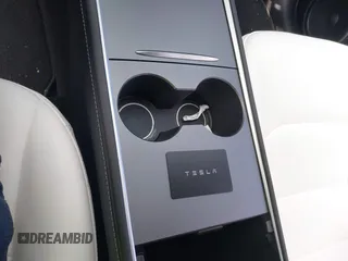 2024 Tesla Model Y z VIN 7SAYGDED7RF197638, wystawiony jako IAAI lot #42246267 z przebiegiem 8 757 mil mil oraz . Historia ofert i sprzedaży dostępna na DreamBid. Obrazek 11.