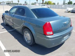 2005 Chrysler 300 Touring z VIN 2C3AA53G65H597685, wystawiony jako IAAI lot #42281352 z przebiegiem 152 967 mil mil oraz . Historia ofert i sprzedaży dostępna na DreamBid. Obrazek 3.
