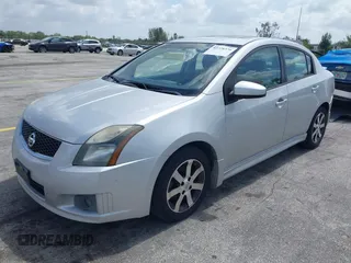 2012 Nissan Sentra S z VIN 3N1AB6AP7CL657434, wystawiony jako IAAI lot #42728376 z przebiegiem 150 930 mil mil oraz . Historia ofert i sprzedaży dostępna na DreamBid. Obrazek 2.