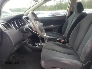 2010 Nissan Versa S z VIN 3N1BC1CP8AL454292, wystawiony jako Copart lot #55031695 z przebiegiem 119 095 mil mil oraz Szkoda całkowita • Salvage title. Historia ofert i sprzedaży dostępna na DreamBid. Obrazek 7.
