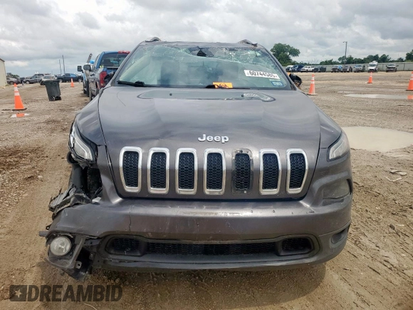 2018 Jeep Cherokee Latitude Plus z VIN 1C4PJLLX5JD557003, wystawiony jako Copart lot #60744585 z przebiegiem Nie podano mil oraz Szkoda całkowita • Salvage title. Historia ofert i sprzedaży dostępna na DreamBid. Obrazek 5.