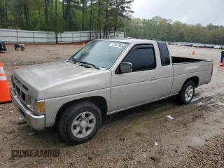 1996 Nissan Frontier XE z VIN 1N6SD16SXTC308255, wystawiony jako Copart lot #53027865 z przebiegiem 299 424 mil mil oraz Czysty tytuł • Clean title. Historia ofert i sprzedaży dostępna na DreamBid. Obrazek 1.