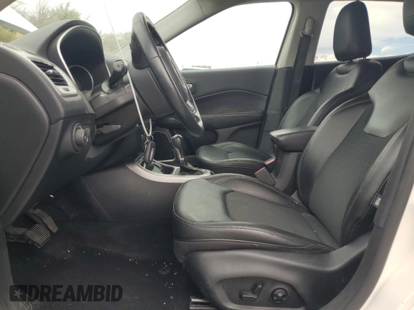 2019 Jeep Compass Latitude z VIN 3C4NJDBBXKT661517, wystawiony jako Copart lot #63339275 z przebiegiem 58 916 mil mil oraz Szkoda całkowita • Salvage title. Historia ofert i sprzedaży dostępna na DreamBid. Obrazek 7.