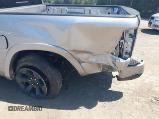 2025 Ram 1500 Big Horn z VIN 1C6RRFFG4SN502088, wystawiony jako IAAI lot #42144309 z przebiegiem 20 991 mil mil oraz . Historia ofert i sprzedaży dostępna na DreamBid. Obrazek 6.