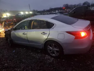 2013 Nissan Altima 2.5 SL with VIN 1N4AL3AP6DC159432, listed as a Copart auction lot 44001025 with 109,628 mi miles and Salvage Title. Bid and sale history available at carsss.com. Image 2.