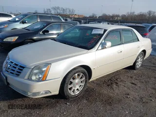 2008 Cadillac DTS 1SA z VIN 1G6KD57Y98U138410, wystawiony jako IAAI lot #41583252 z przebiegiem 121 705 mil mil oraz . Historia ofert i sprzedaży dostępna na DreamBid. Obrazek 6.
