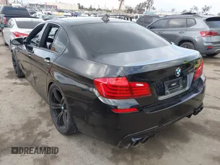 2016 BMW M5 z VIN WBSFV9C54GD595793, wystawiony jako IAAI lot #42101121 z przebiegiem 58 775 mil mil oraz . Historia ofert i sprzedaży dostępna na DreamBid. Obrazek 3.