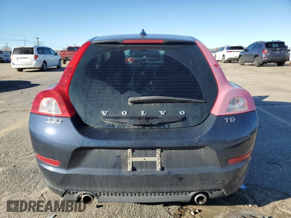 2013 Volvo C30 T5 z VIN YV1672MK9D2303456, wystawiony jako Copart lot #85123614 z przebiegiem 138 807 mil mil oraz Szkody całkowita. Historia ofert i sprzedaży dostępna na DreamBid. Obrazek 6.