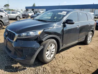 2019 Kia Sorento LX z VIN 5XYPGDA58KG469300, wystawiony jako Copart lot #60324205 z przebiegiem 145 712 mil mil oraz Czysty tytuł • Clean title. Historia ofert i sprzedaży dostępna na DreamBid. Obrazek 1.