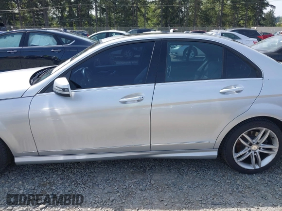 2012 Mercedes-Benz C 300 Sport z VIN WDDGF8BB7CR238797, wystawiony jako IAAI lot #42119641 z przebiegiem 168 348 mil mil oraz . Historia ofert i sprzedaży dostępna na DreamBid. Obrazek 15.